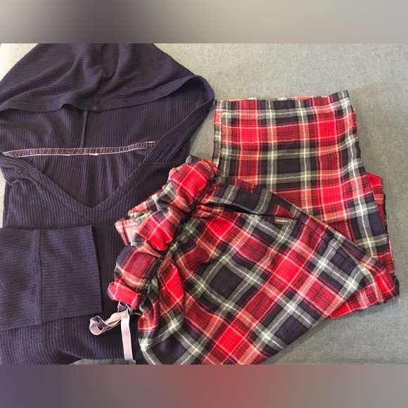 Eddie Bower Sleepwear for Women in Plaid Bottom & Hooded Navy Top in Large - Picture 2 of 2